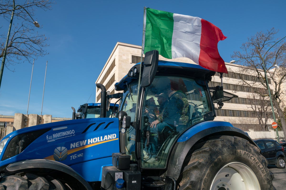 Agricoltori, proteste in tutta Italia. Lollobrigida: «La partita vera è europea»